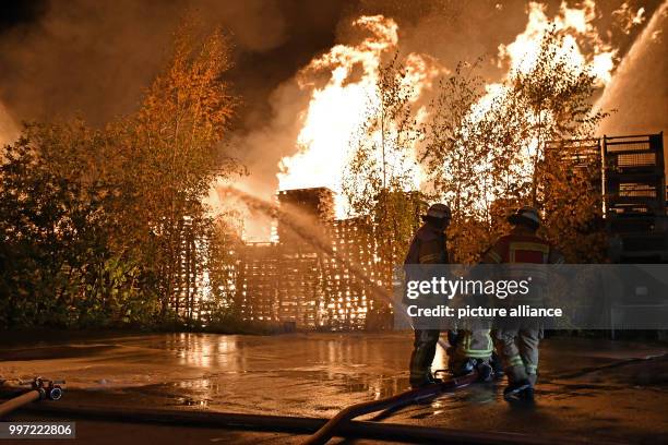 Firefighters battle to put out a fire at Alt-Hohenschoenhausen districty in Berlin, Germany, 13 October 2017. Photo: Paul Zinken/dpa