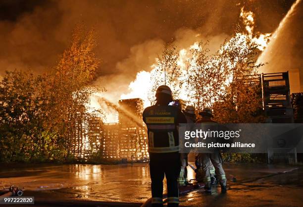 Firefighters battle to put out a fire at Alt-Hohenschoenhausen districty in Berlin, Germany, 13 October 2017. Photo: Paul Zinken/dpa