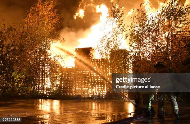 Firefighters battle to put out a fire at Alt-Hohenschoenhausen districty in Berlin, Germany, 13 October 2017. Photo: Paul Zinken/dpa