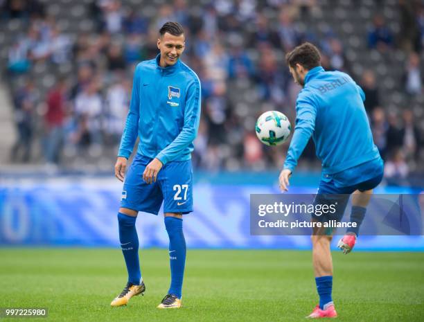 Hertha's Davie Selke watching his colleague Mathew Leckie during the warm up of the German Bundesliga soccer match between Hertha BSC and FC Schalke...