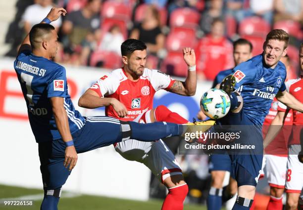 Dpatop - Mainz's Danny Latza and Hamburg's Bobby Wood and André Hahn vie for the ball during the German Bundesliga soccer match between 1. FSV Mainz...