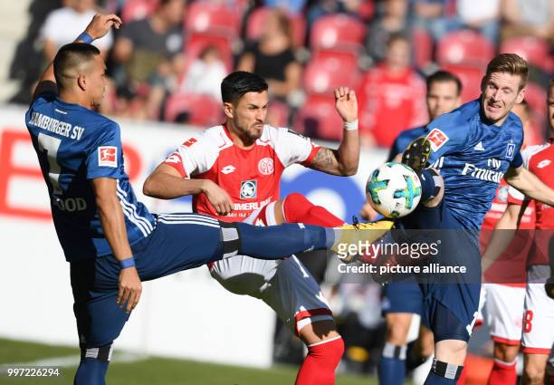 Mainz's Danny Latza in action weith Hamburger's Bobby Wood and André Hahn bedrängt during the German Bundesliga football match between FSV Mainz 05...