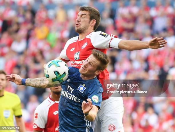 Mainz's Stefan Bell in action against Hamburg's André Hahn during the German Bundesliga soccer match between 1. FSV Mainz 05 and Hamburger SV at the...