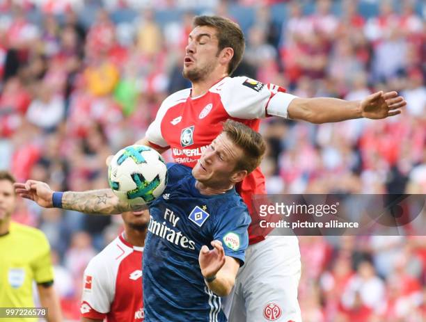 Dpatop - Mainz's Stefan Bell in action against Hamburg's André Hahn during the German Bundesliga soccer match between 1. FSV Mainz 05 and Hamburger...