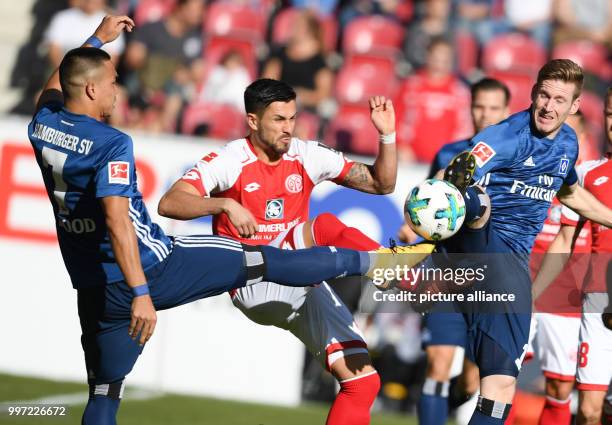 Dpatop - Mainz's Danny Latza in action against Hamburg's Bobby Wood und André Hahn during the German Bundesliga soccer match between 1. FSV Mainz 05...