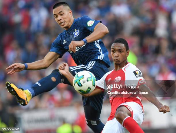 Dpatop - Hamburg's Bobby Wood and Mainz' Abdou Diallo vying for the ball during the German Bundesliga soccer match between 1. FSV Mainz 05 and...