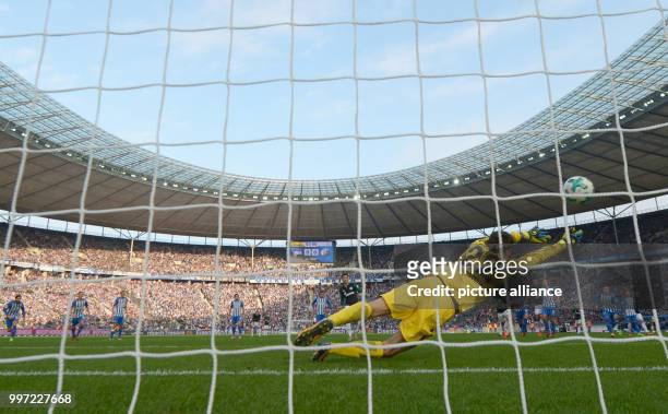 Schalke's Leon Goretzka in action against Hertha's goalkeeper Rune Jarstein as he scores his 1-0 goal during the German Bundesliga soccer match...