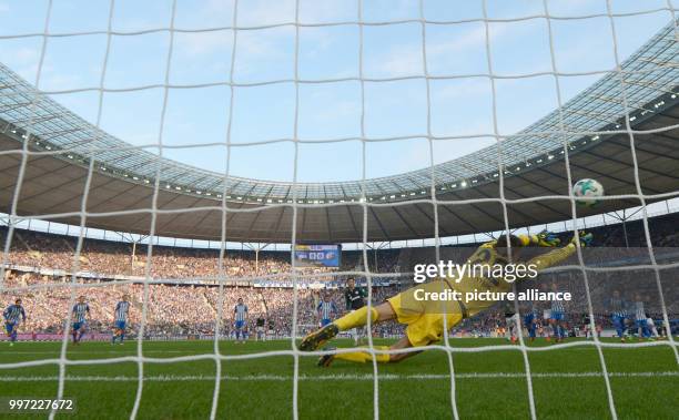 Dpatop - Schalke's Leon Goretzka in action against Hertha's goalkeeper Rune Jarstein as he scores his 1-0 goal during the German Bundesliga soccer...