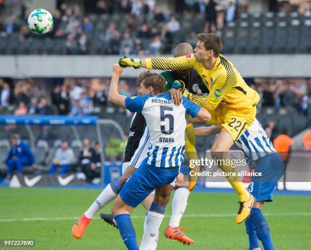 Dpatop - Hertha's goalkeeper Rune Jarstein and his colleague Niklas Stark in action against Schalke's Naldo during the German Bundesliga soccer match...