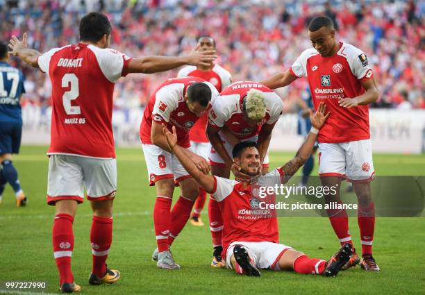 Mainz' Giulio Donati , Levin Öztunali, Jean-Philippe Gbamin, scorer Danny Latza and Robin Quaison celebrating the 3:1 during the German Bundesliga...