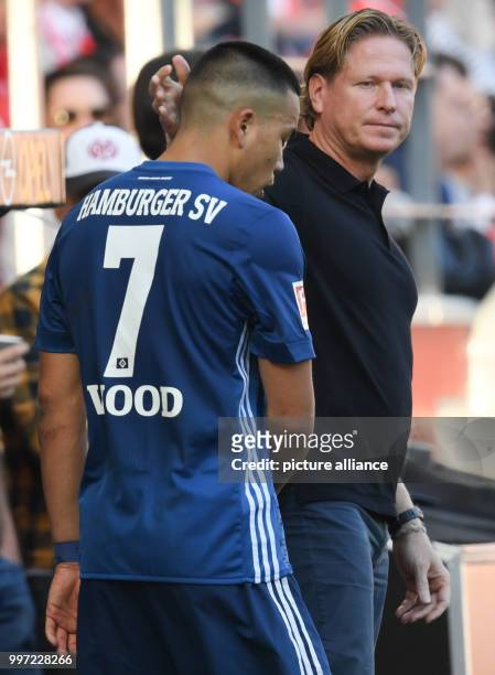 Hamburg's coach Markus Gisdol consoles Bobby Wood, who was switched out, during the German Bundesliga soccer match between 1. FSV Mainz 05 and...