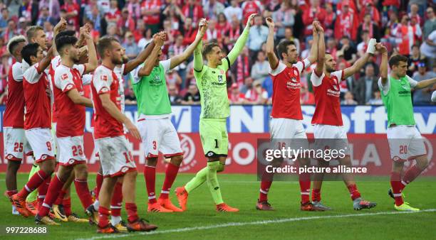 Dpatop - Mainz's players celebrating their 3-2 after the German Bundesliga soccer match between 1. FSV Mainz 05 and Hamburger SV at the Opel Arena...