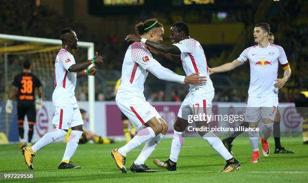 Dpatop - Leipzig's Yussuf Poulsen und Bruma celebrate the 1-2 goal against Dortmund during the German Bundesliga soccer match between Borussia...