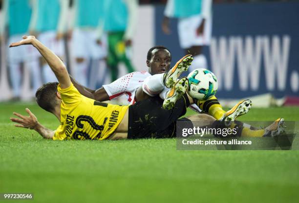 Dpatop - Dortmund's Christian Pulisic and Leipzig's Bruma vying for the ball during the German Bundesliga soccer match between Borussia Dortmund and...