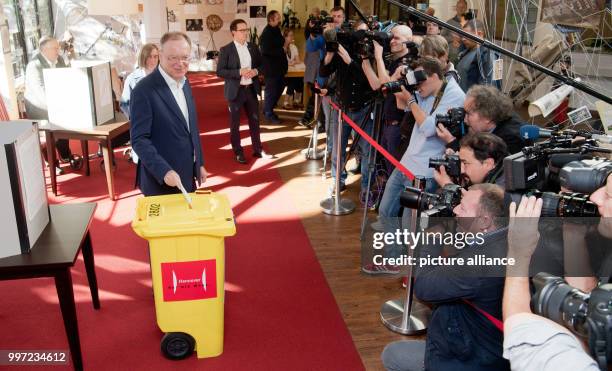 Dpatop - Stephan Weil, Lower Saxony's prime minister from the Social Democratic Party of Germany , casts his vote for the regional elections in Lower...