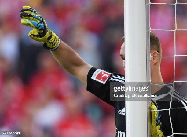 Hamburg's goalkeeper Christian Mathenia in action during the German Bundesliga soccer match between 1. FSV Mainz 05 and Hamburger SV in the Opel...