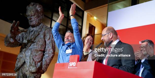Party leader Martin Schulz pictured after the first projection at Willy-Brandt-Haus in Berlin, Germany, 15 October 2017. Beside him are German...