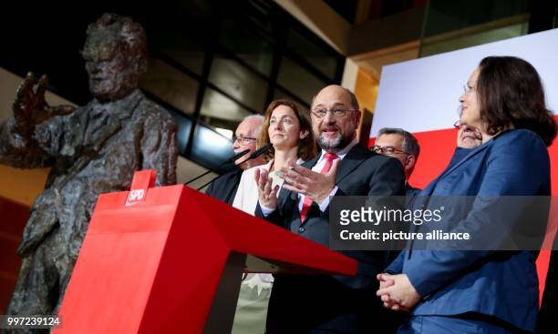 Party leader Martin Schulz speaking after the first projection at Willy-Brandt-Haus in Berlin, Germany, 15 October 2017. Beside him are German...