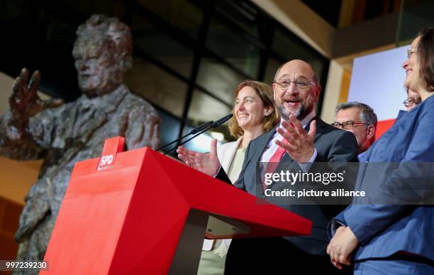 Dpatop - Leader of the Social Democratic Party Martin Schulz delivers a speech after the first projection for the Lower Saxony elections, at...