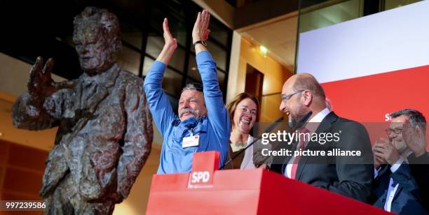 Party leader Martin Schulz pictured after the first projection at Willy-Brandt-Haus in Berlin, Germany, 15 October 2017. Beside him are German...