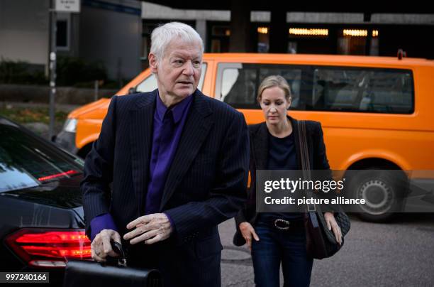 Dpatop - Anton Schlecker arrives in the state court in Stuttgart, Germany, 16 October 2017. Schlecker presided over the bankrupty of the Schlecker...