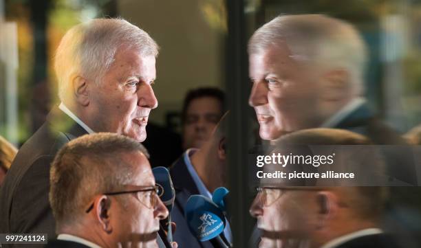 Dpatop - The head of the CSU Horst Seehofer and his press spokesman Jürgen Fischer attend a meeting of the party leadership in Munich, Germany, 16...