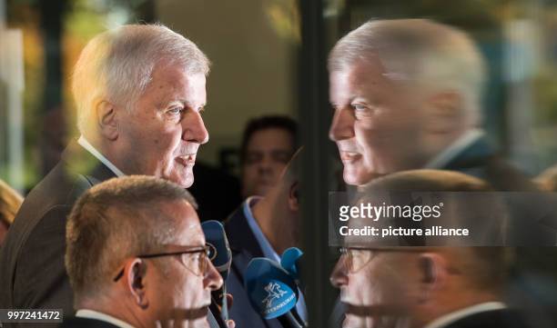 Dpatop - The head of the CSU Horst Seehofer and his press spokesman Jürgen Fischer attend a meeting of the party leadership in Munich, Germany, 16...