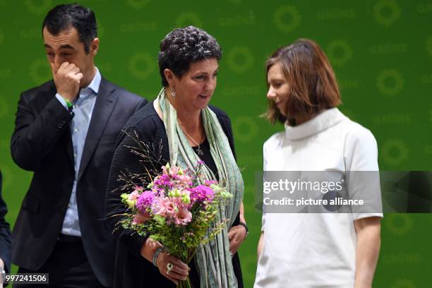 Dpatop - Anja Piel , the top candidate of the Green Party in yesterday's state election in Lower Saxony, holds a bunch of flowers presented to her by...