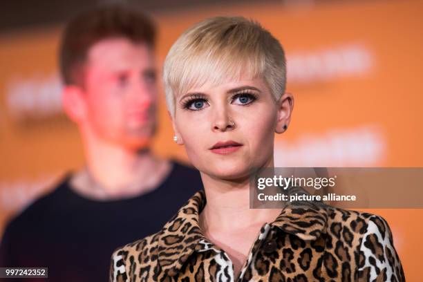 Model shows off the latest hairstyling trends at the Haare 2017 trade show in Nuremberg, Germany, 16 October 2017. Photo: Daniel Karmann/dpa