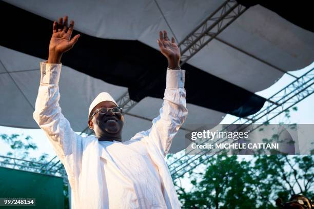 Malian opposition candidate for the presidential elections Soumaila Cisse waves to the crowd during a rally in Koulikoro on July 12, 2018. - Mali's...