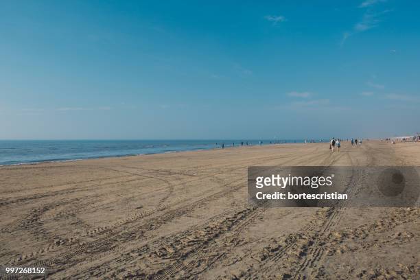 scenic view of beach against sky - bortes photos et images de collection