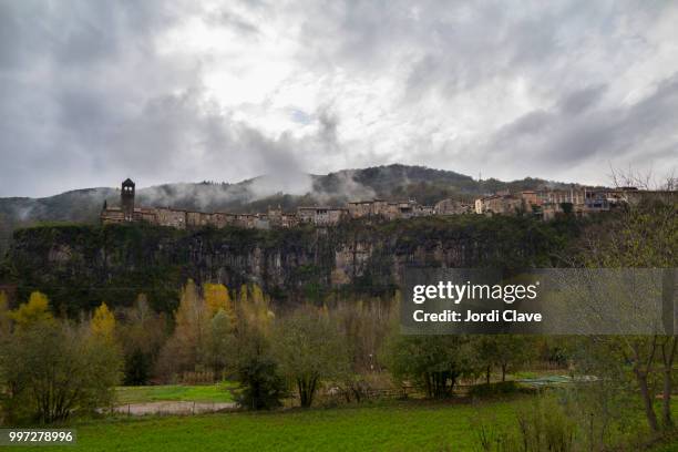 castellfollit de la roca, catalonia, spain - castellfollit de la roca fotografías e imágenes de stock