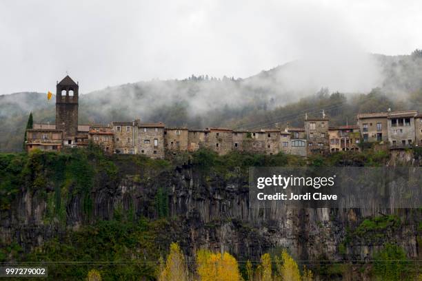 castellfollit de la roca, catalonia, spain - castellfollit de la roca stock-fotos und bilder