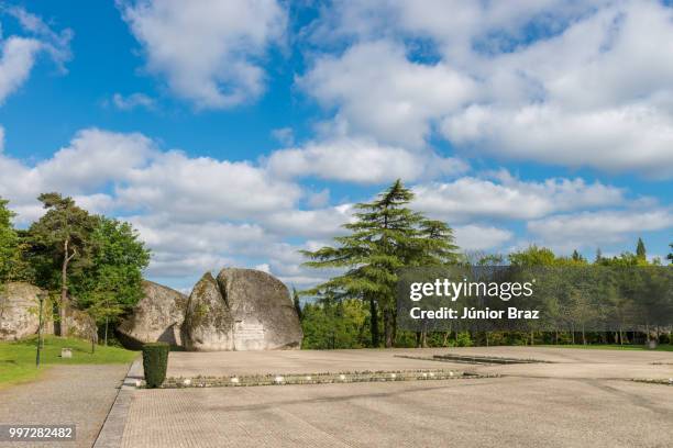 monte de santa catarina or montanha da penha church, guimaraes - montanha stockfoto's en -beelden