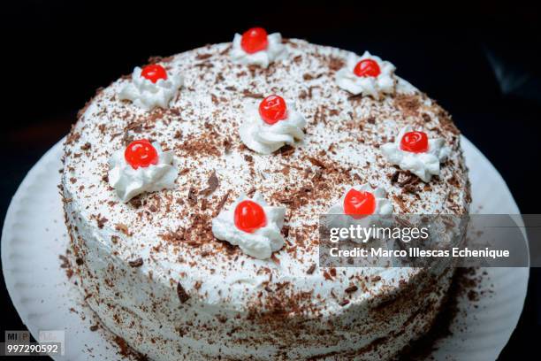 selva negra" cake - selva negra stock-fotos und bilder