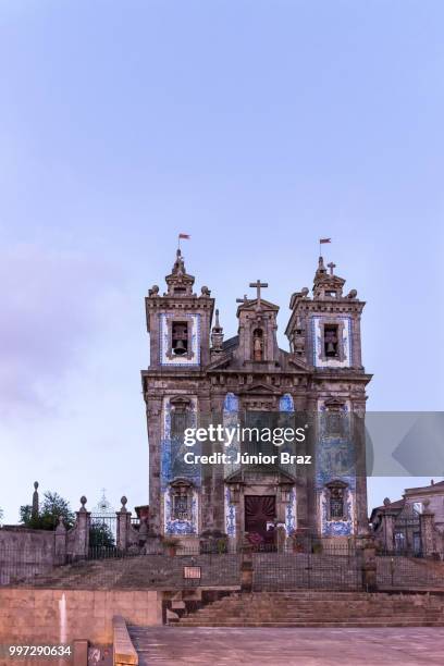 old church of saint ildefonso (igreja de santo ildefonso) covered with azulejos tiles, porto,... - santo ildefonso church imagens e fotografias de stock