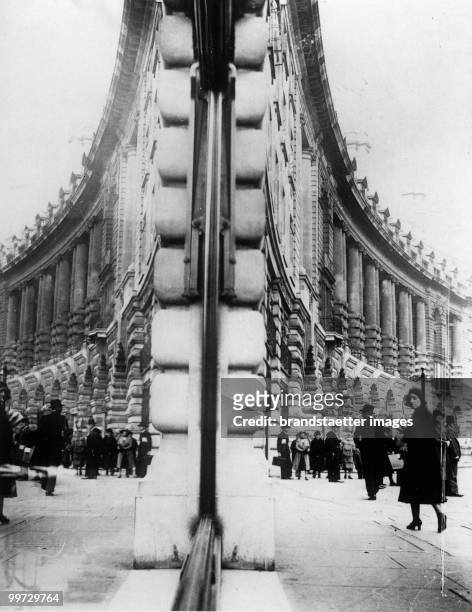 Regent Street, London. Reflection in a shop-window. On the right the actual street, on the left the mirror image in the window. Photograph. 1933.
