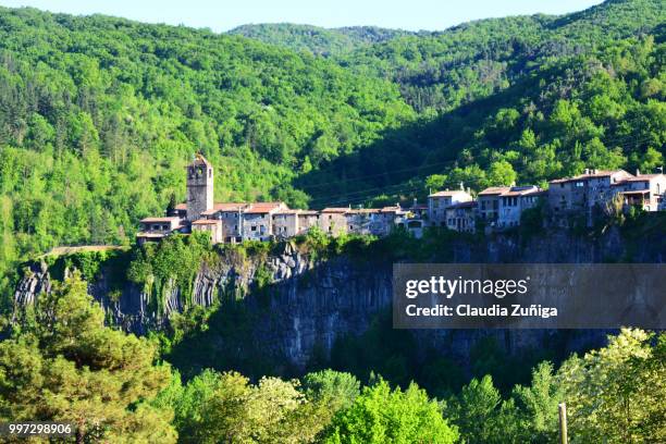 castellfollit de la roca - castellfollit de la roca stock pictures, royalty-free photos & images