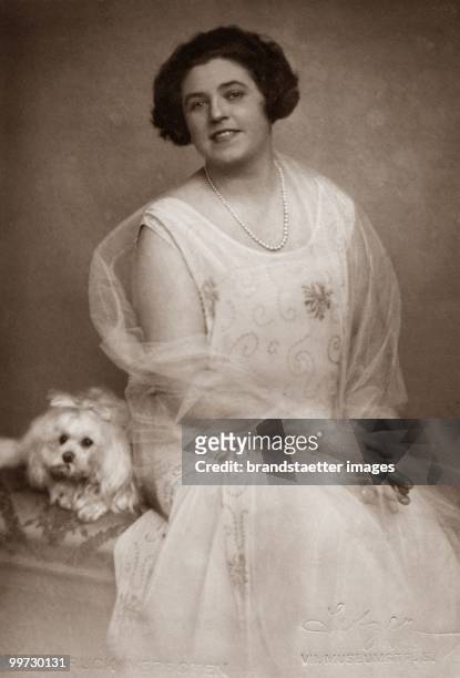 The opera singer Lotte Lehmann together with her dog Pizzi. Photograph. 1925. (Photo by Photoarchiv Setzer-Tschiedel