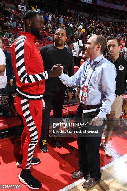 Lawrence Frank of the LA Clippers shakes hands with Lance Stephenson of the Los Angeles Lakers alongside Mark Jackson after the game between the Los...