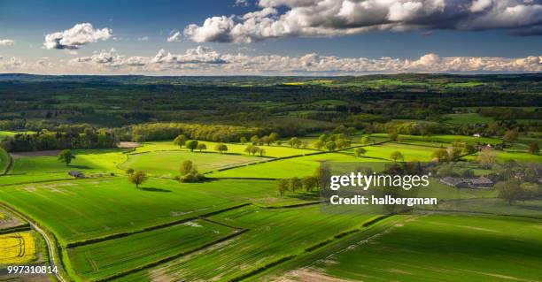 landschaft von west sussex - luftbild panorama - west sussex stock-fotos und bilder