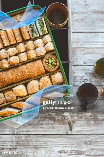 baklava and tea - aisha photos et images de collection