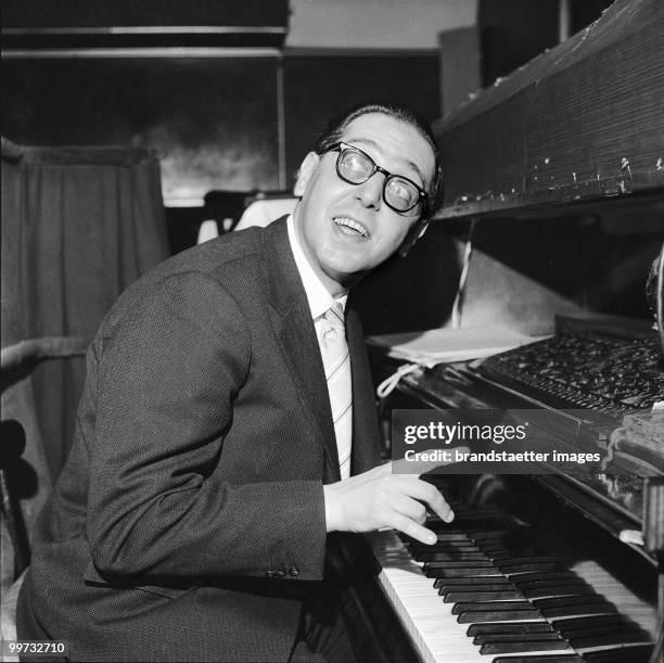 The Austrian cabaret artist Georg Kreisler. Photograph around 1955. (Photo by Helmut Baar
