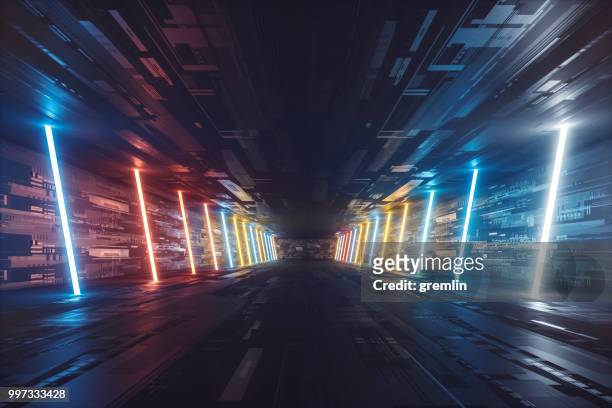 futuristische dunkel glühenden korridor - spaceship stock-fotos und bilder