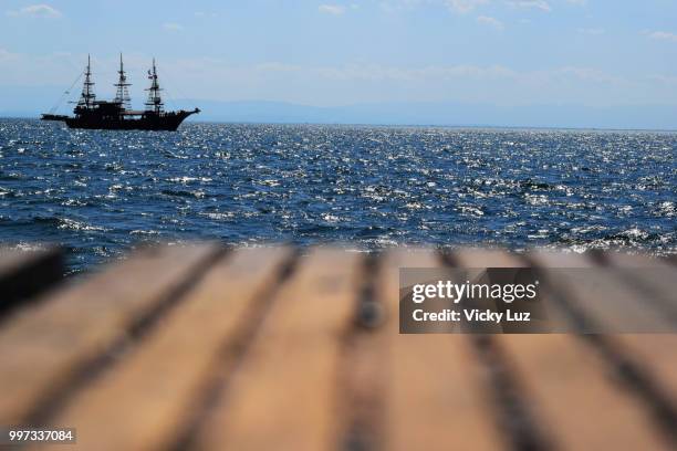 sailing - luz solar stockfoto's en -beelden