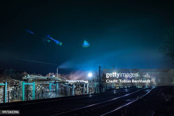 wood factory at night - bernhardt stock-fotos und bilder