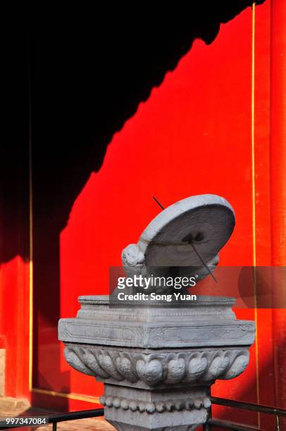 sundial in forbidden city - forbidden city imagens e fotografias de stock