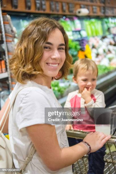 jeune femme et son fils épicerie dans un supermarché - juanmonino photos et images de collection