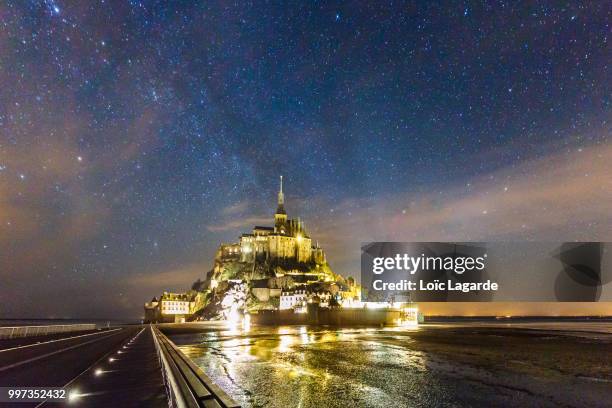 the mont saint-michel under the milky way - lagarde fotografías e imágenes de stock