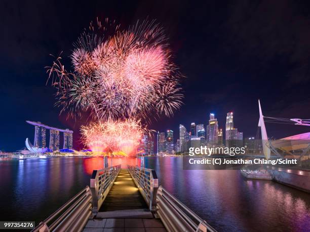 fireworks along marina bay - jonathan chiang stock-fotos und bilder